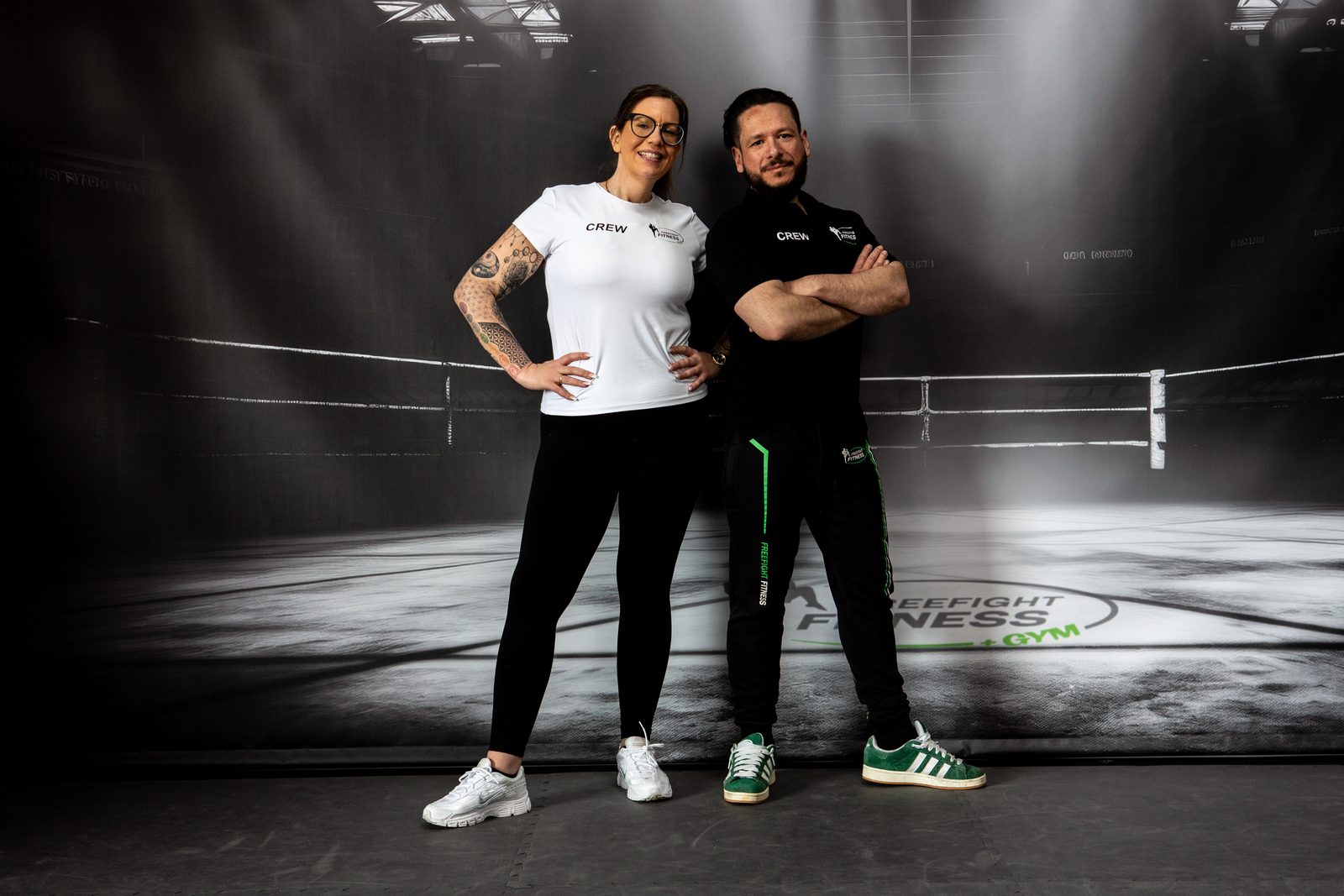 Tamara und Sandro Grasso, die Gründer von Freefight-Fitness, vor der Boxring-Kulisse im Studio